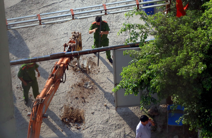 Không có chỗ gửi xe, dân chung cư ở Hà Nội để ôtô ở bãi rác